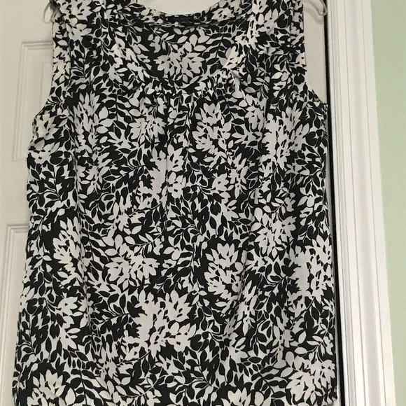 Sleeveless tops in different colors. - Picture 2 of 4